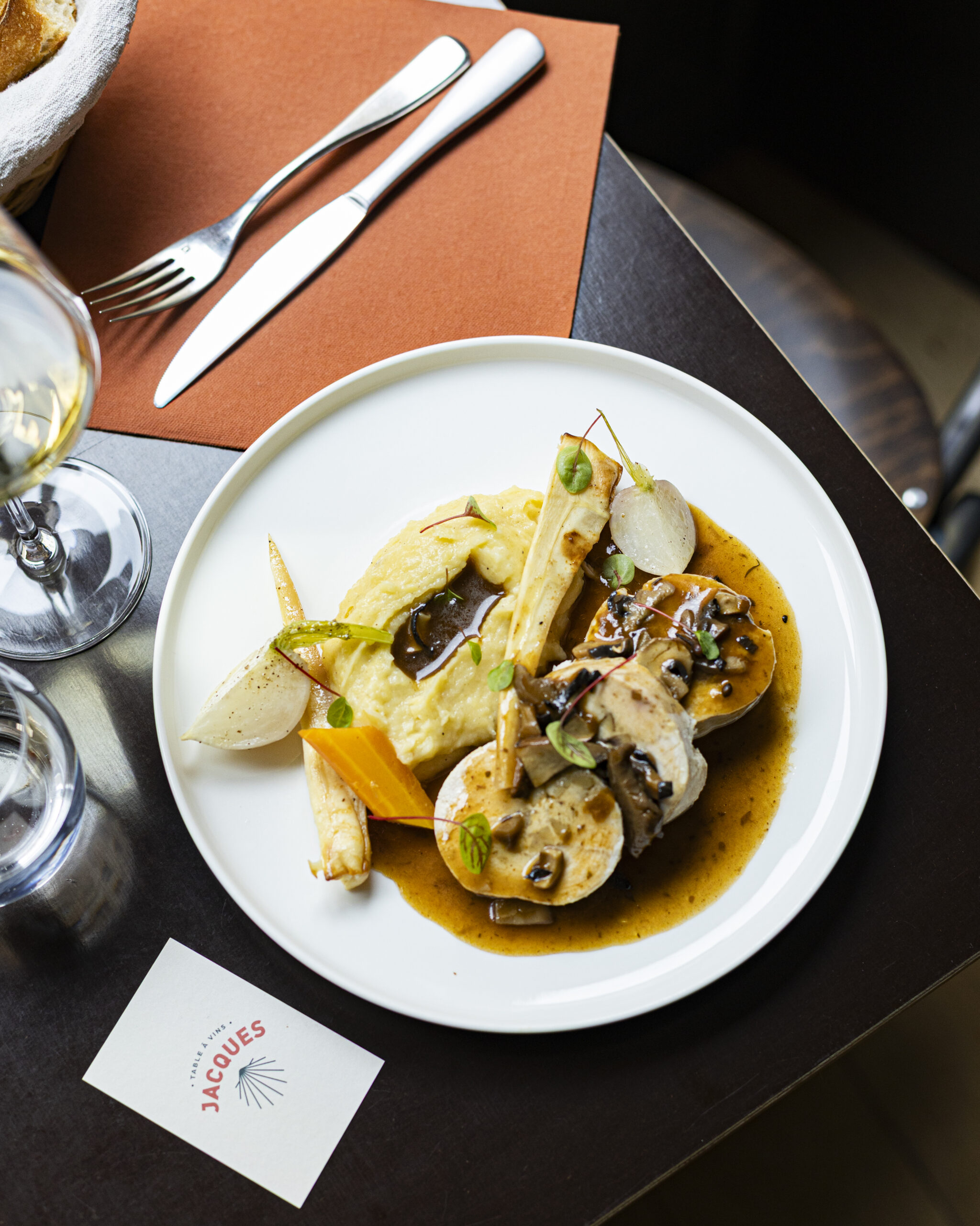 photographie de restaurant, shooting culinaire, ambiance restaurant, carte de menu, gastronomie, chef en cuisine, art de la table, lifestyle, décoration intérieure, salle de restaurant, savoir-faire, expérience client, reportage photo, brasserie, trattoria, cuisine italienne, plats signatures, shooting immobilier, réseaux sociaux restaurant, marketing gastronomique, photo de plats, service en salle, accueil, terroir, convivialité