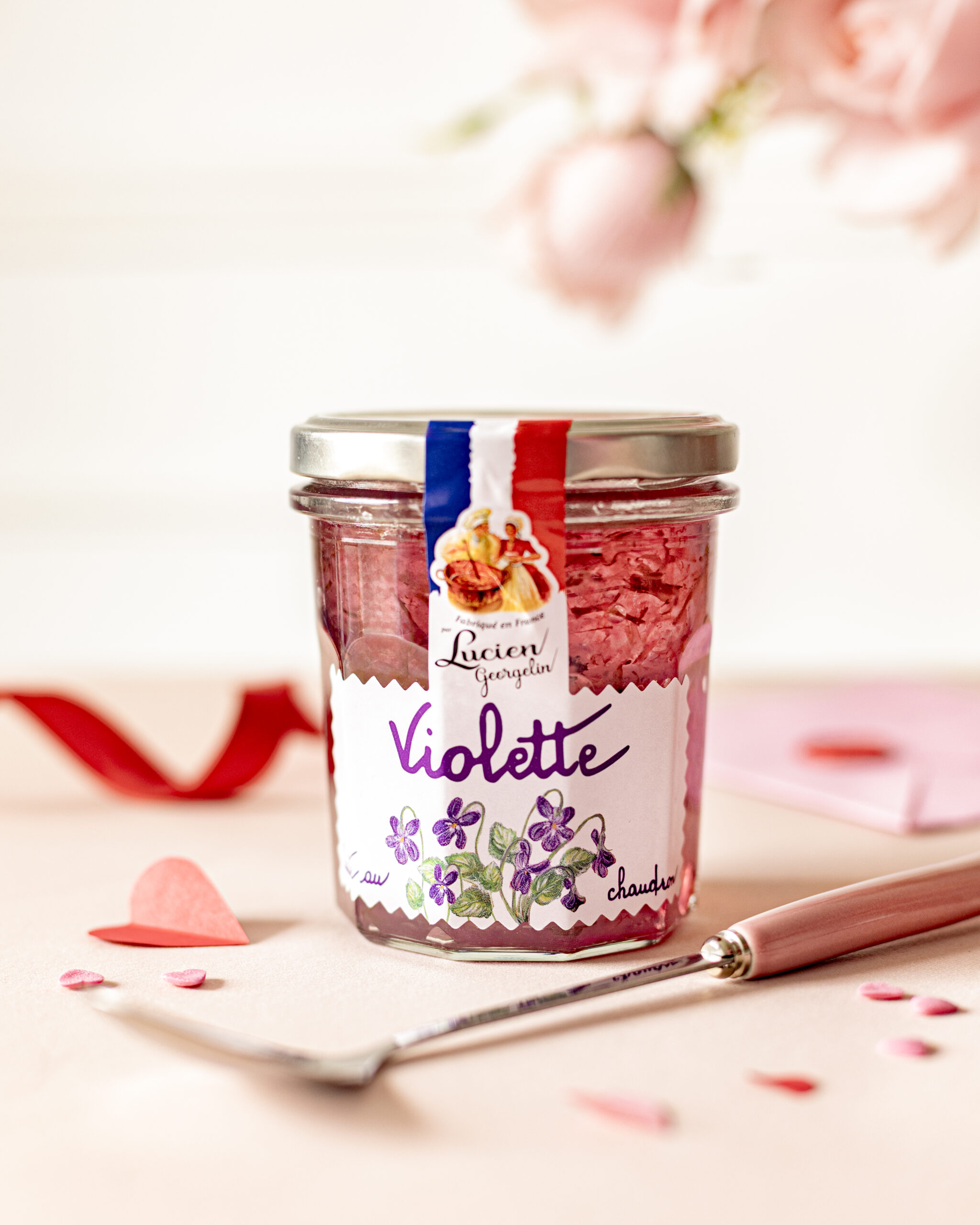 pâte à tartiner, Saint-Valentin, édition limitée, cadeau gourmand, chocolat, noisette, amour, romantisme, coffret cadeau, duo, petit-déjeuner au lit, gourmandise, lifestyle, shooting produit, packaging festif, douceur, fête des amoureux, plaisir partagé, artisanat, made in France, saveurs intenses, texture onctueuse, idée cadeau, réseaux sociaux, campagne publicitaire