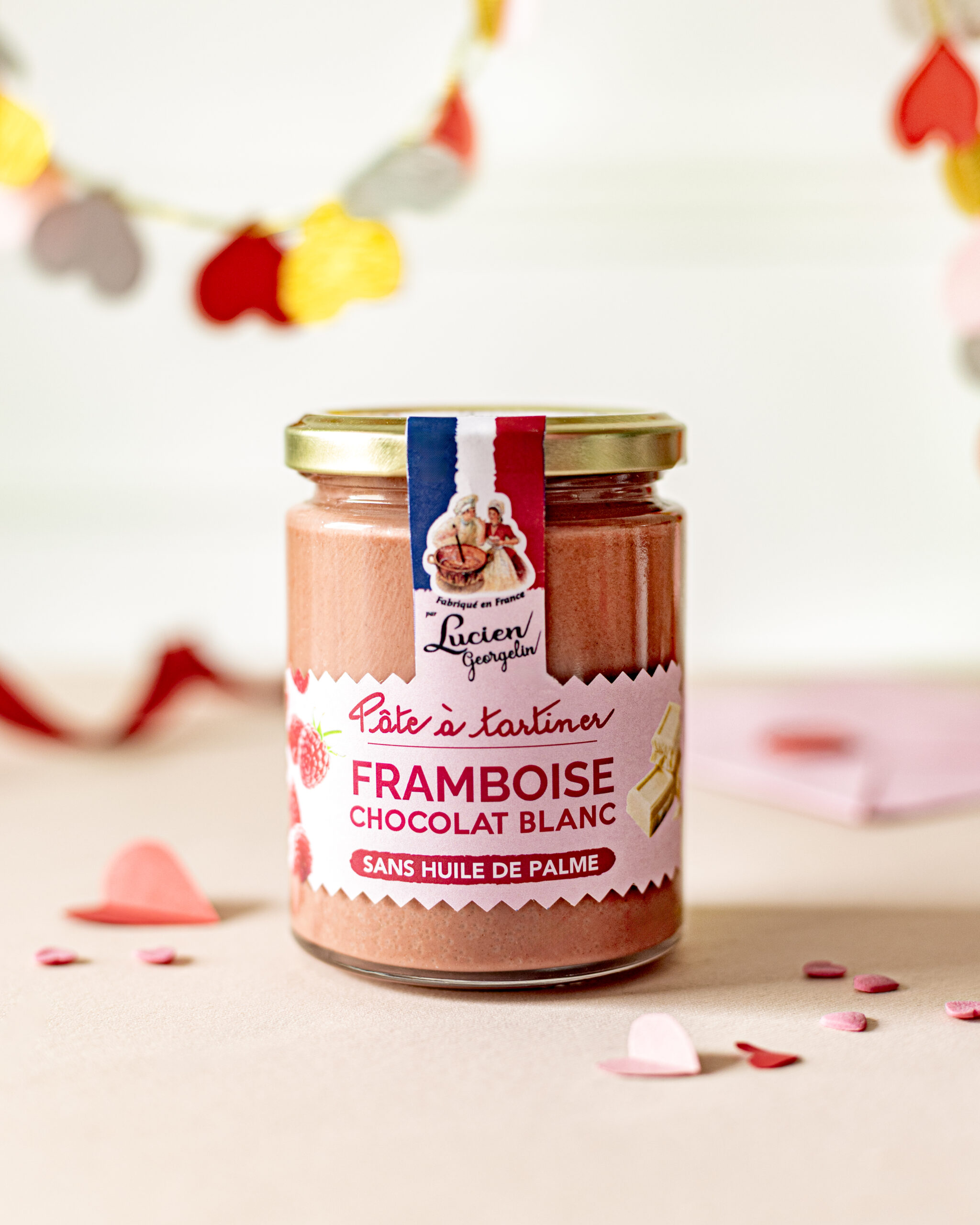 pâte à tartiner, Saint-Valentin, édition limitée, cadeau gourmand, chocolat, noisette, amour, romantisme, coffret cadeau, duo, petit-déjeuner au lit, gourmandise, lifestyle, shooting produit, packaging festif, douceur, fête des amoureux, plaisir partagé, artisanat, made in France, saveurs intenses, texture onctueuse, idée cadeau, réseaux sociaux, campagne publicitaire