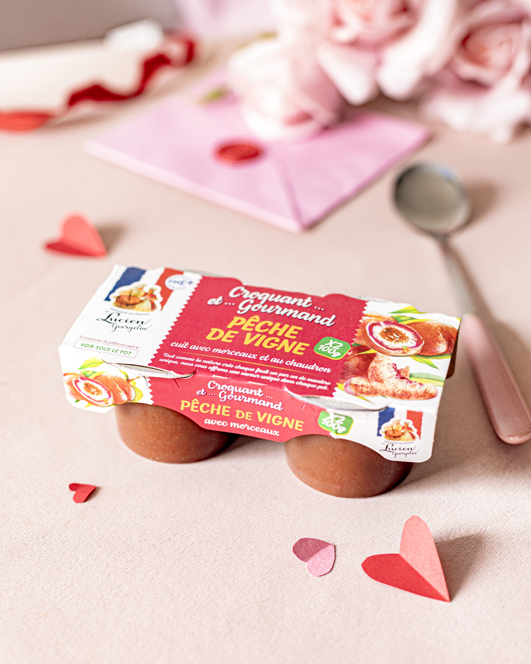 pâte à tartiner, Saint-Valentin, édition limitée, cadeau gourmand, chocolat, noisette, amour, romantisme, coffret cadeau, duo, petit-déjeuner au lit, gourmandise, lifestyle, shooting produit, packaging festif, douceur, fête des amoureux, plaisir partagé, artisanat, made in France, saveurs intenses, texture onctueuse, idée cadeau, réseaux sociaux, campagne publicitaire