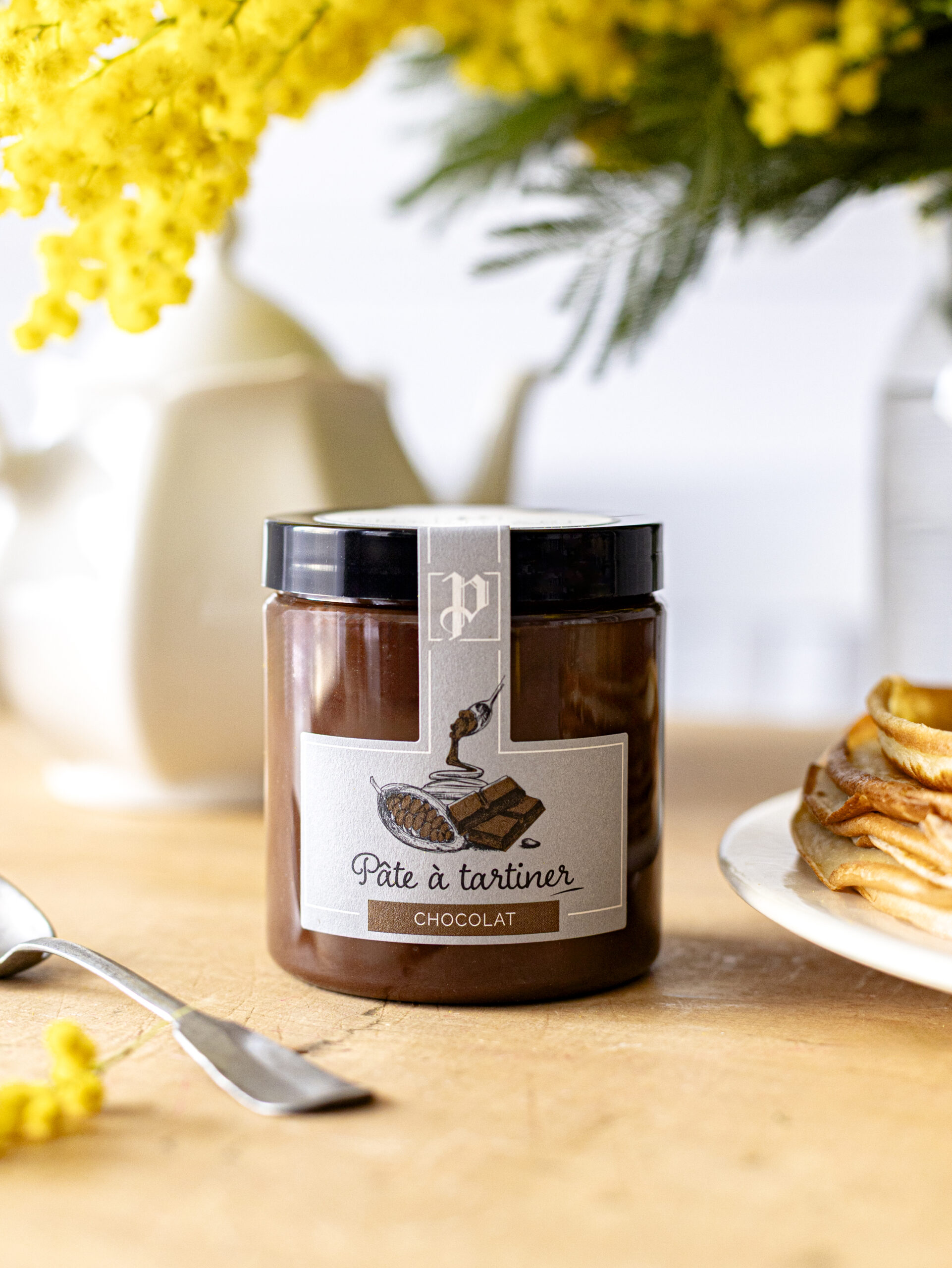 chandeleur, pâte à tartiner, crêpes, galettes, fête des crêpes, moment convivial, goûter, famille, gourmandise, chocolat, noisette, tartinade, sauter les crêpes, tradition, février, recette gourmande, lifestyle, shooting produit, mise en scène culinaire, plaisir partagé, artisanat, made in France, texture onctueuse, réseaux sociaux, campagne promotionnelle