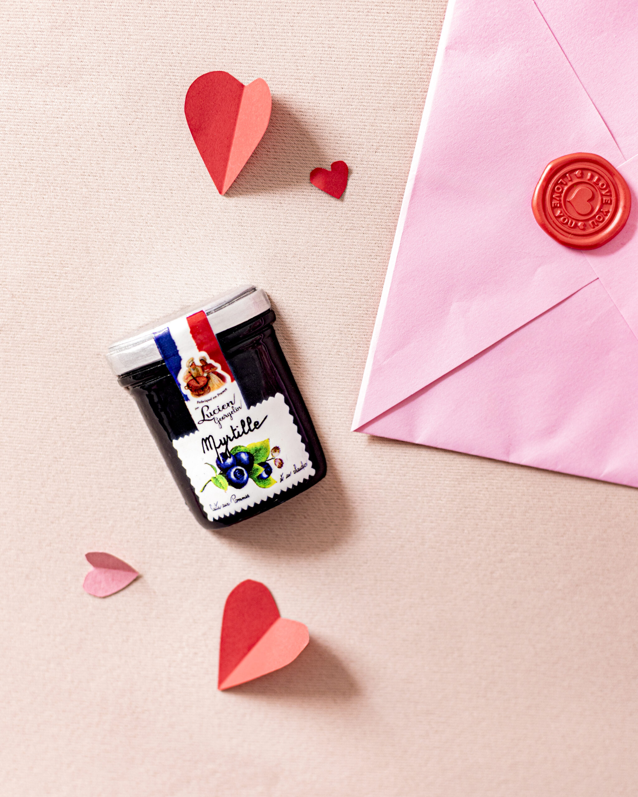pâte à tartiner, Saint-Valentin, édition limitée, cadeau gourmand, chocolat, noisette, amour, romantisme, coffret cadeau, duo, petit-déjeuner au lit, gourmandise, lifestyle, shooting produit, packaging festif, douceur, fête des amoureux, plaisir partagé, artisanat, made in France, saveurs intenses, texture onctueuse, idée cadeau, réseaux sociaux, campagne publicitaire