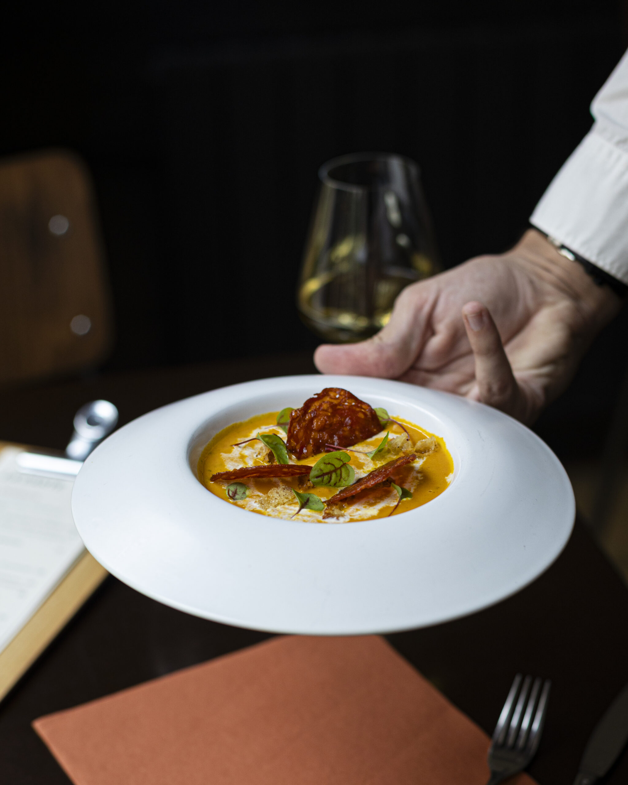 photographie de restaurant, shooting culinaire, ambiance restaurant, carte de menu, gastronomie, chef en cuisine, art de la table, lifestyle, décoration intérieure, salle de restaurant, savoir-faire, expérience client, reportage photo, brasserie, trattoria, cuisine italienne, plats signatures, shooting immobilier, réseaux sociaux restaurant, marketing gastronomique, photo de plats, service en salle, accueil, terroir, convivialité
