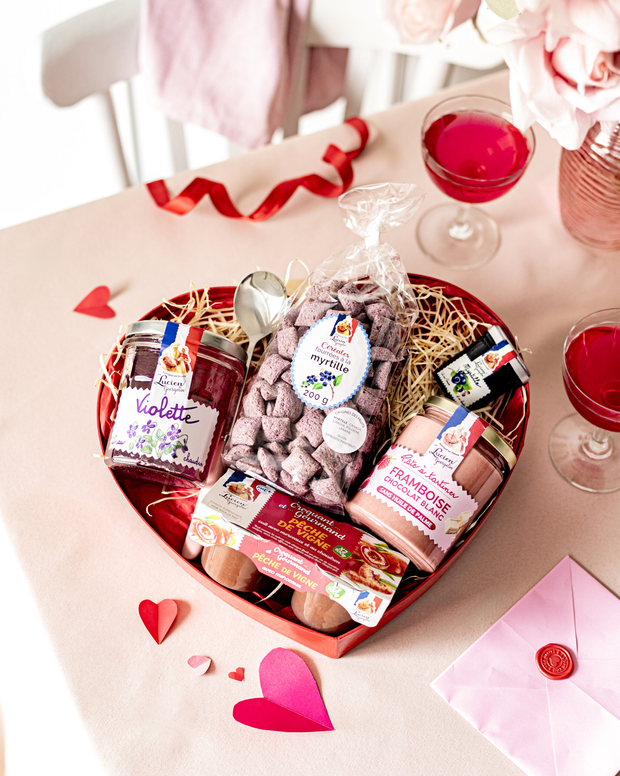 pâte à tartiner, Saint-Valentin, édition limitée, cadeau gourmand, chocolat, noisette, amour, romantisme, coffret cadeau, duo, petit-déjeuner au lit, gourmandise, lifestyle, shooting produit, packaging festif, douceur, fête des amoureux, plaisir partagé, artisanat, made in France, saveurs intenses, texture onctueuse, idée cadeau, réseaux sociaux, campagne publicitaire